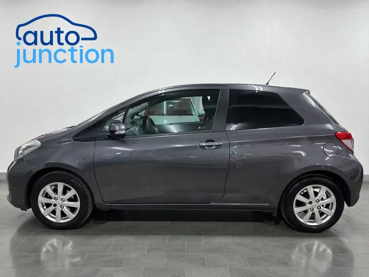 Used Toyota Yaris 99 HP (72 kW) 2012 Grey Hatchback