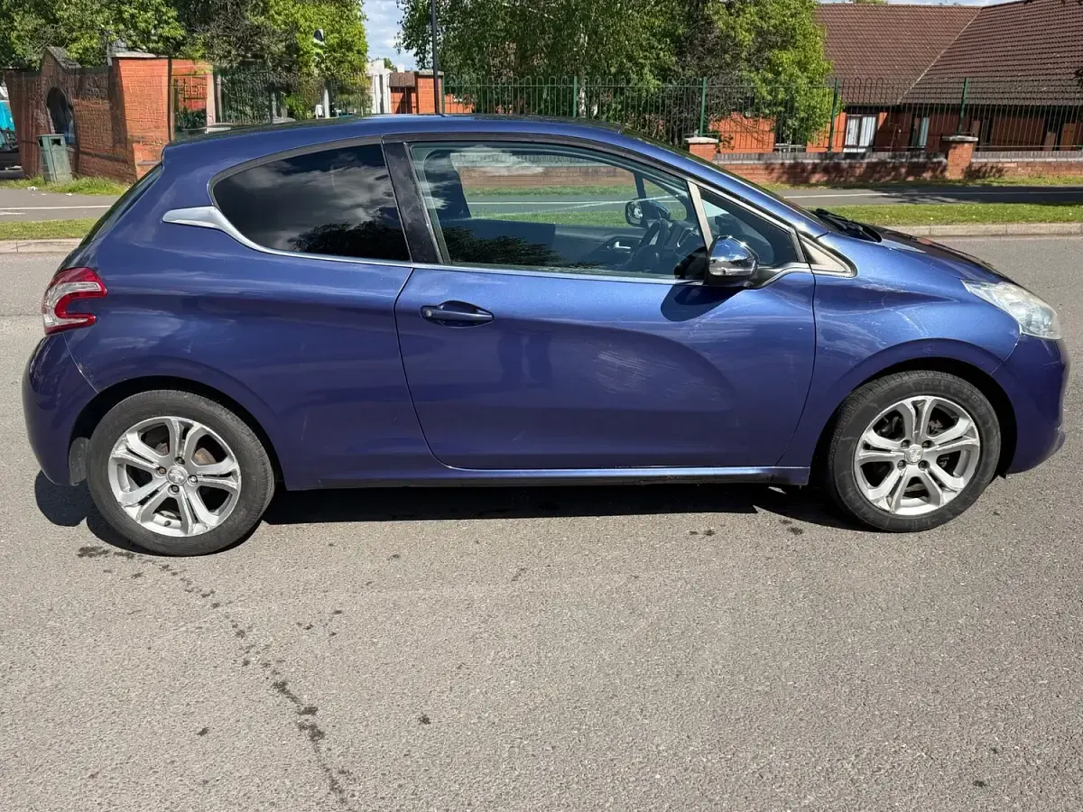 Używany Peugeot 208 Allure 82 KM (60 kW) 2013 Niebieski Hatchback