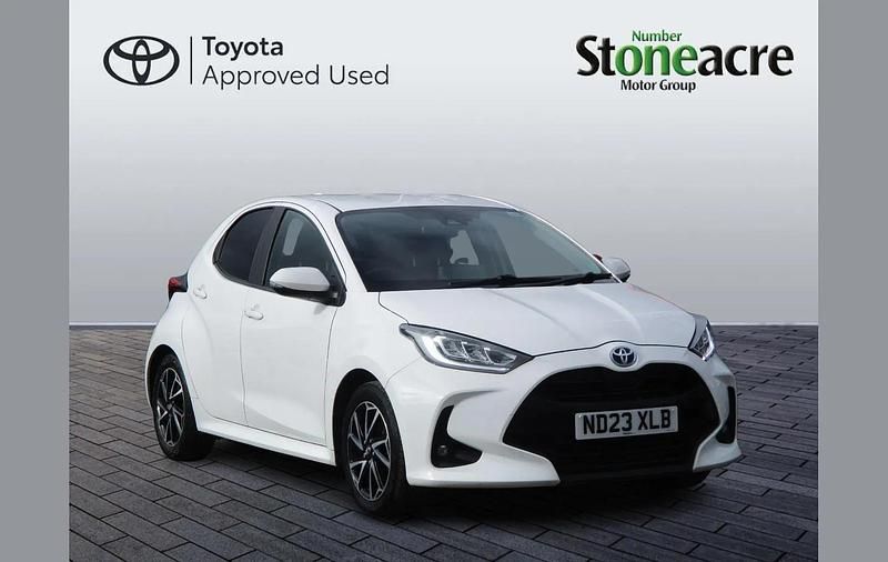Used Toyota Yaris Hybrid Design 116 HP (85 kW) 2023 White Hatchback