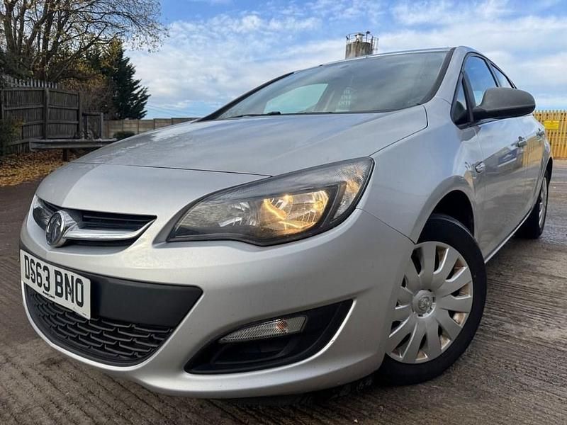 Silver Used 2013 Vauxhall Astra Hatchback | £1,895 (Good price) - Image 1/4