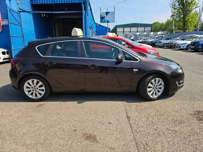 Second-hand Vauxhall Astra Elite 130 CP (95 kW) 2014 Maro Hatchback