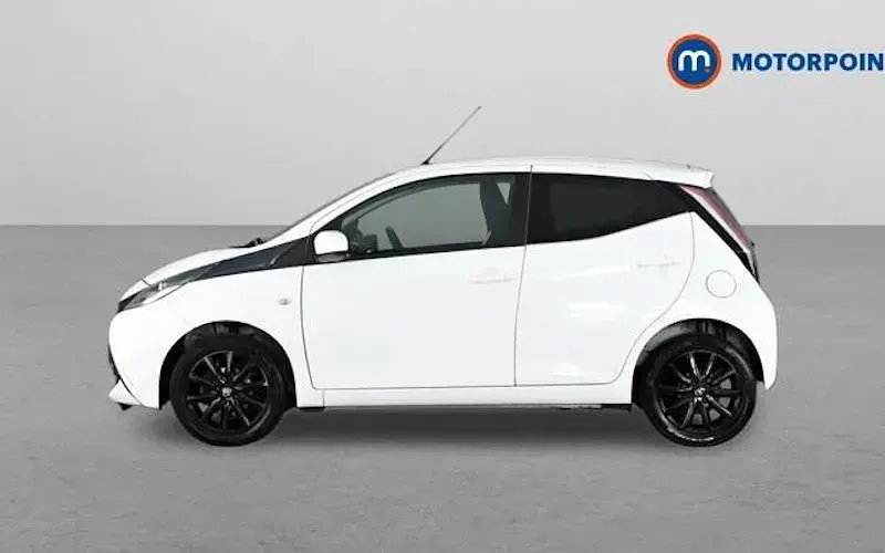 Used Toyota Aygo x-style 69 HP (50 kW) 2018 White Hatchback