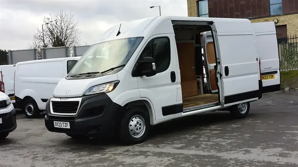 Second-hand Peugeot Boxer Premium 140 CP (102 kW) 2023 Alb Van