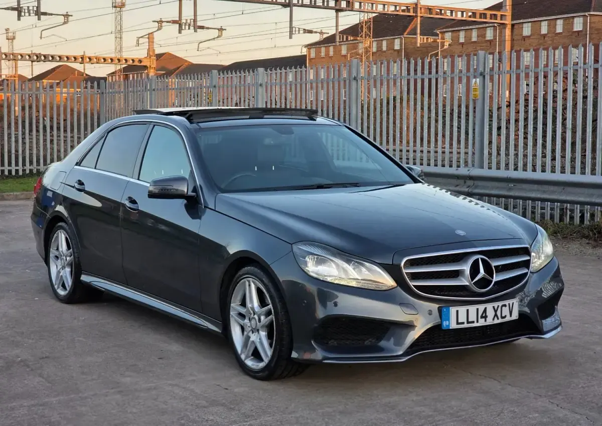 Usado Mercedes E220 AMG 2014 Cinzento Sedan