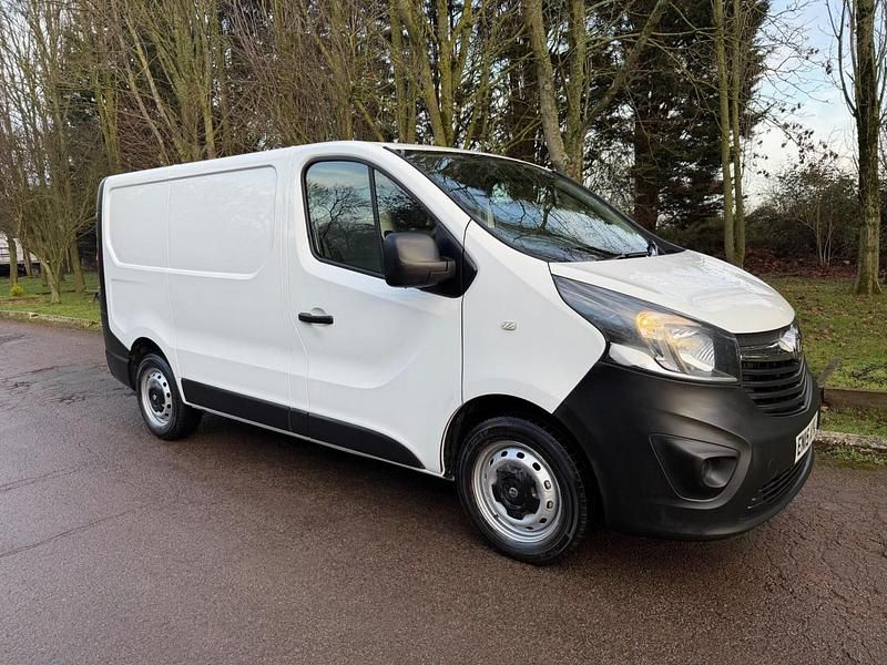 White Used 2015 Vauxhall Vivaro MPV | £4,490 (Good price) - Image 1/3