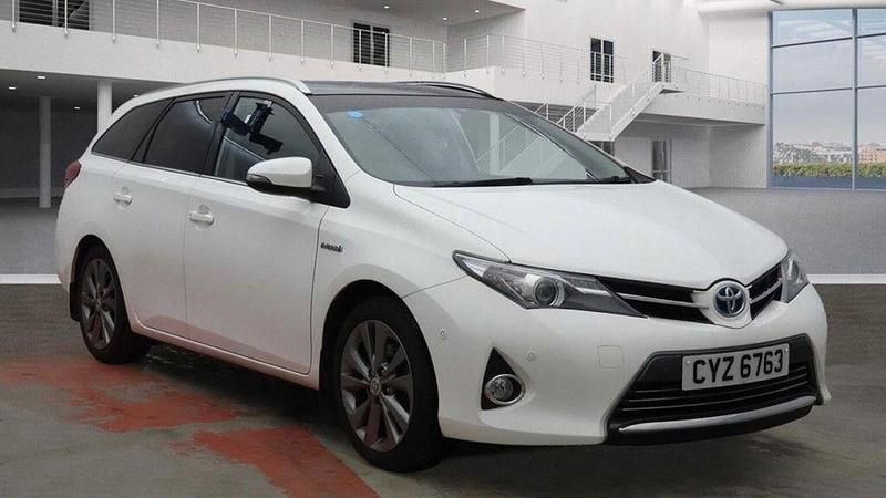 White Used 2014 Toyota Auris Hybrid Estate | £7,995 (Fair price) - Image 1/2