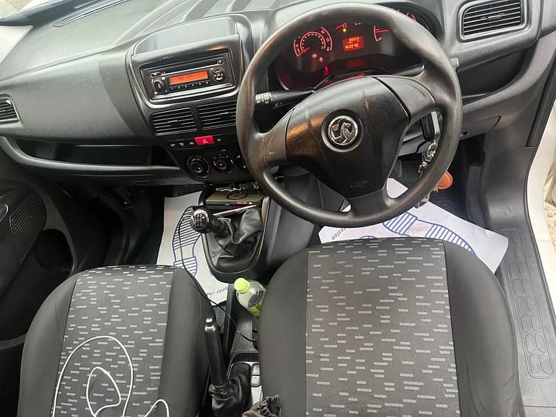 Second-hand Vauxhall Combo 95 CP (69 kW) 2018 Alb Monovolum