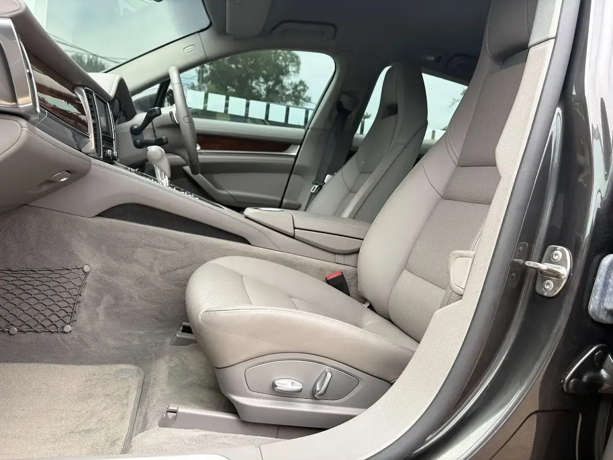 Used Porsche Panamera 300 HP (220 kW) 2010 Grey Hatchback