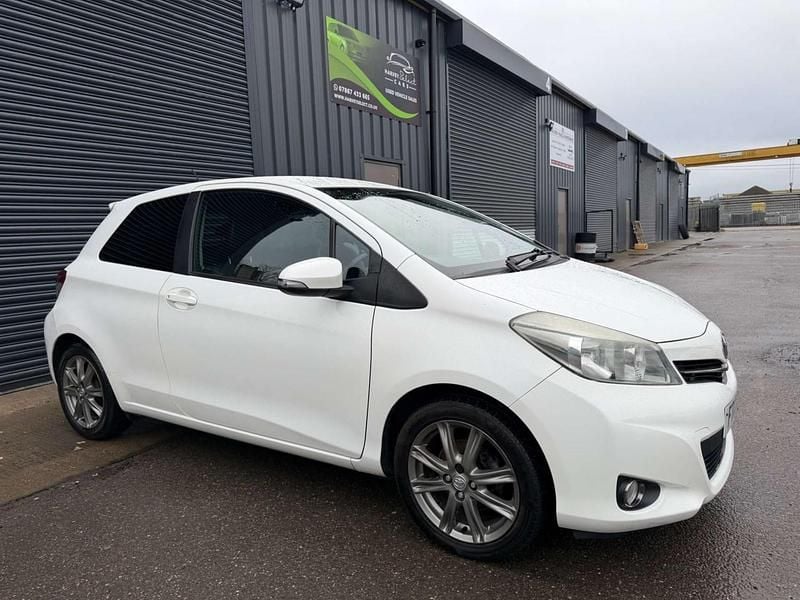 Used Toyota Yaris SR 99 HP (72 kW) 2012 White Hatchback