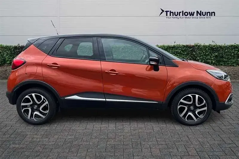 Used Renault Captur Dynamique 90 HP (66 kW) 2016 Orange/black SUV