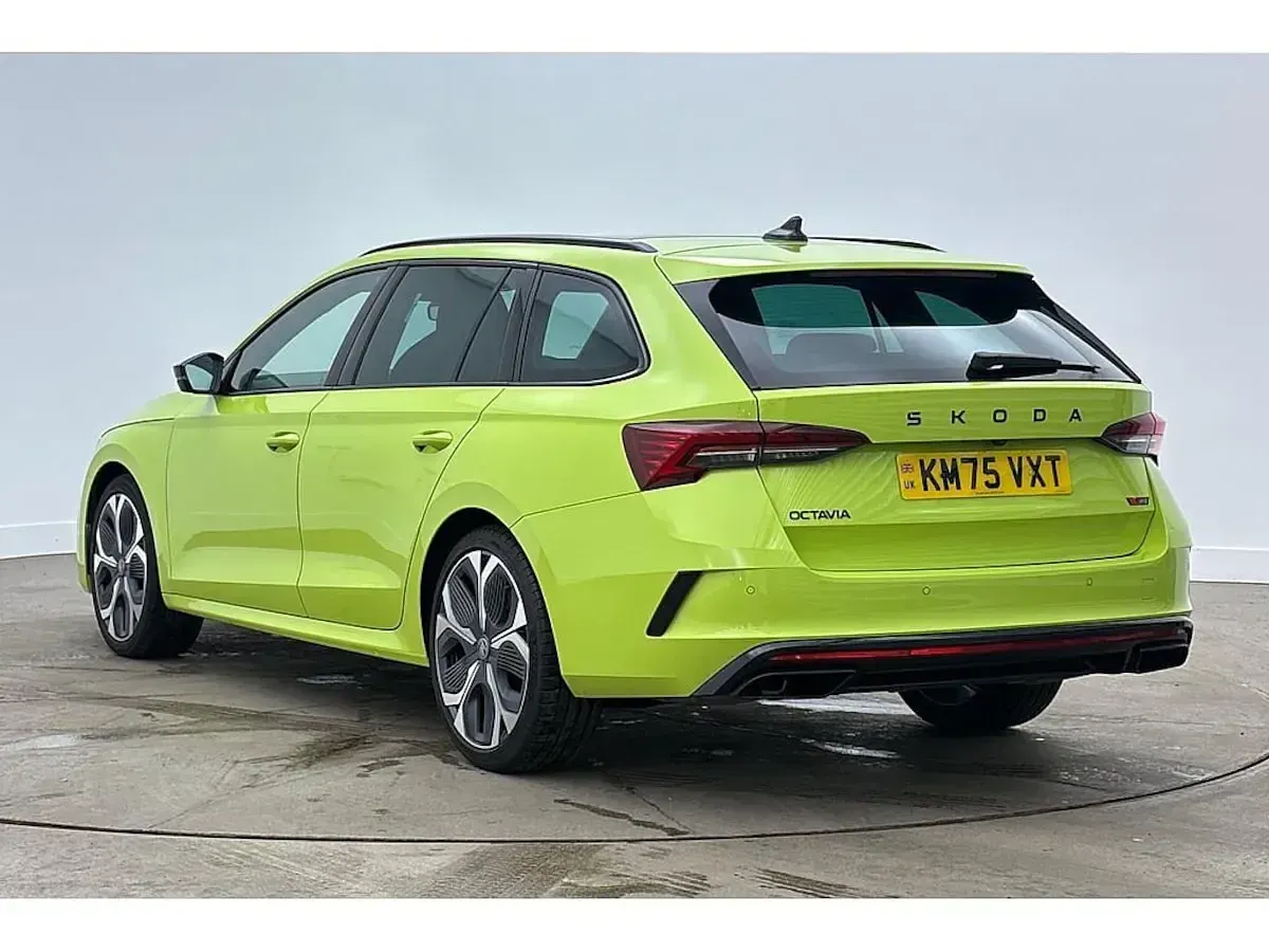 Used Skoda Octavia vRS 195 HP (143 kW) 2025 Hyper green Estate