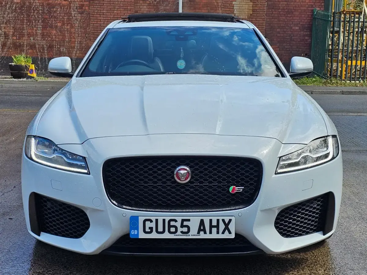 Używany Jaguar XF S 2015 Biały Sedan/Limuzyna