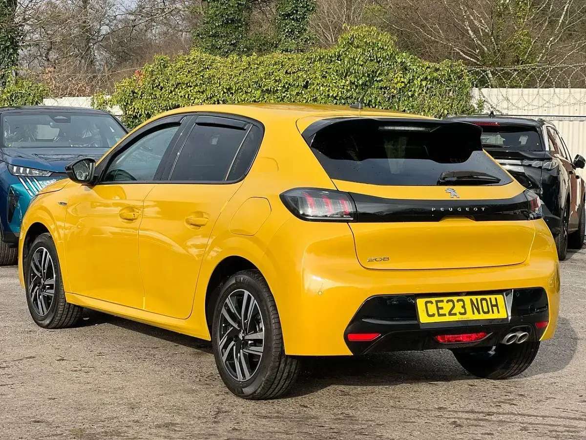 Used Peugeot 208 Allure+ 129 HP (94 kW) 2023 Yellow Hatchback
