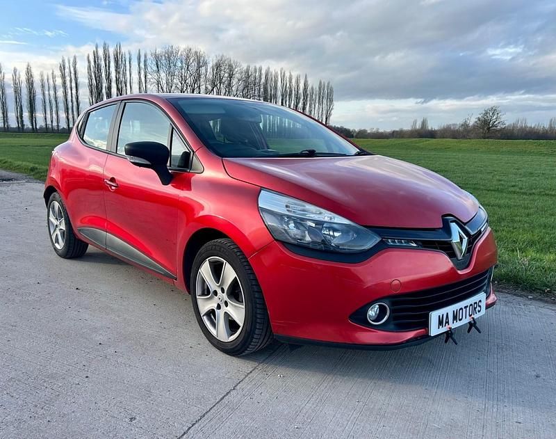 Used Renault Clio IV Play 75 HP (55 kW) 2015 Red Hatchback