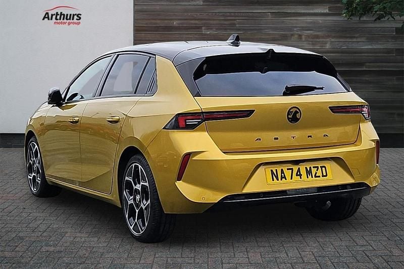 Used Vauxhall Astra Ultimate 128 HP (94 kW) 2024 Yellow/black Hatchback
