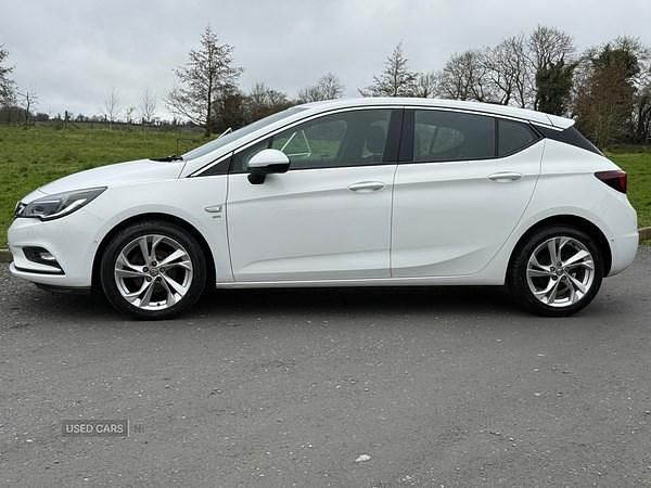 Used Vauxhall Astra SRi 150 HP (110 kW) 2017 White Hatchback