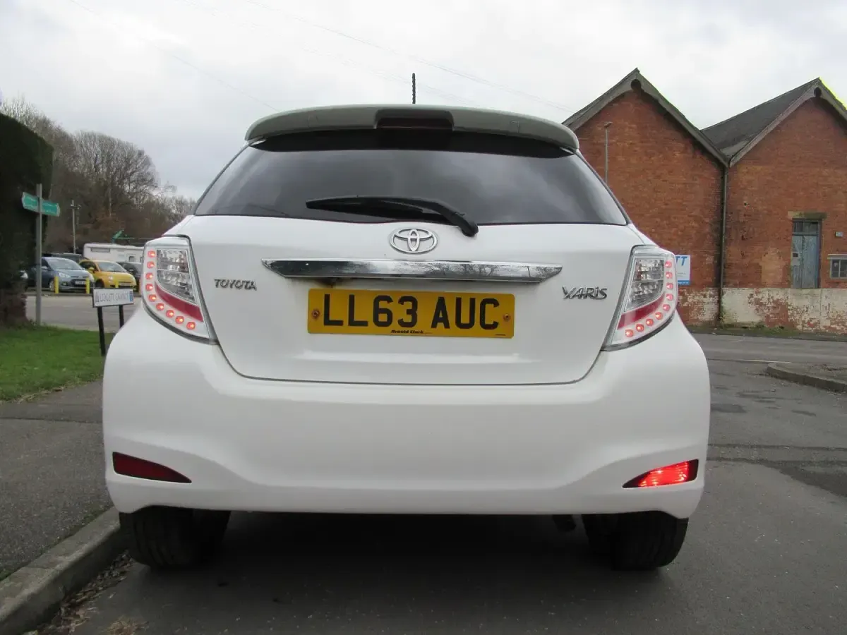 Used Toyota Yaris Trend 99 HP (72 kW) 2013 White Hatchback