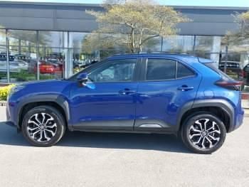 Used Toyota Yaris Hybrid Design 116 HP (85 kW) 2023 Blue Estate