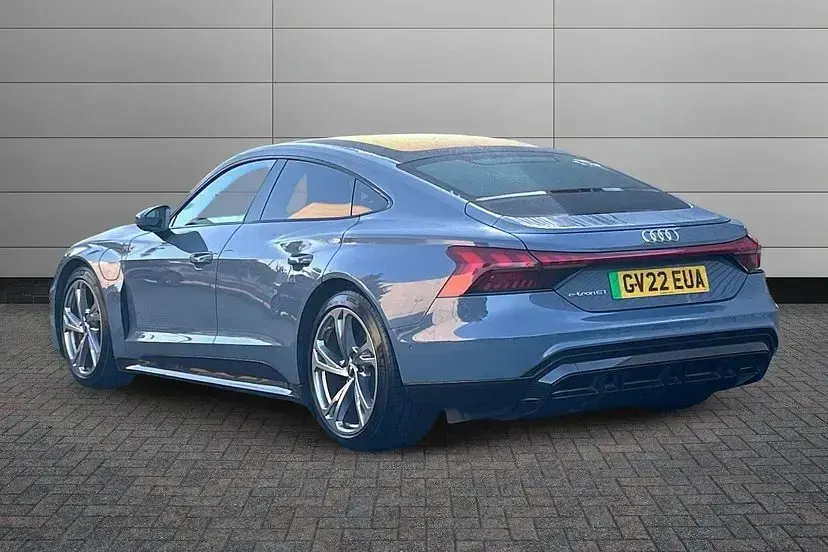 Used Audi e-tron GT quattro Comfort 344 kW (469 HP) 2022 Kemora grey Sedan