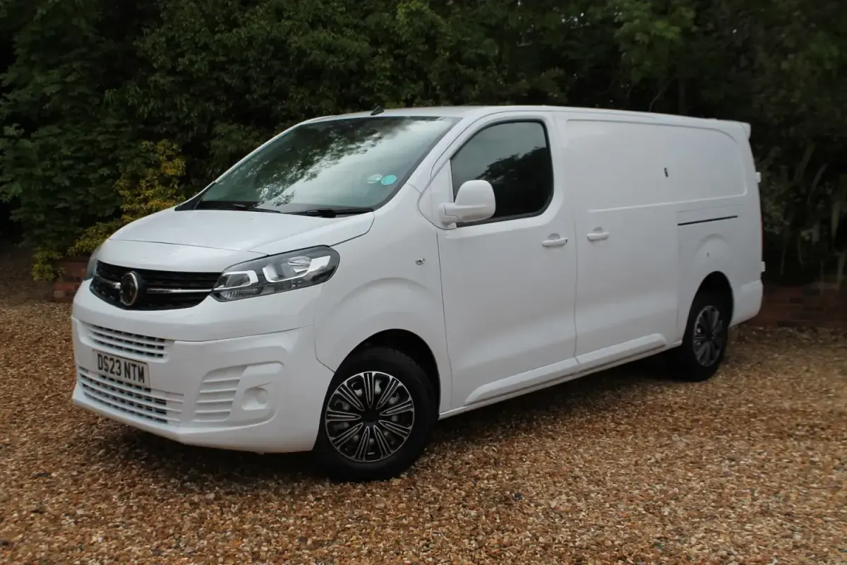 Używany Vauxhall Vivaro 100 KM (73 kW) 2023 Biały Minivan