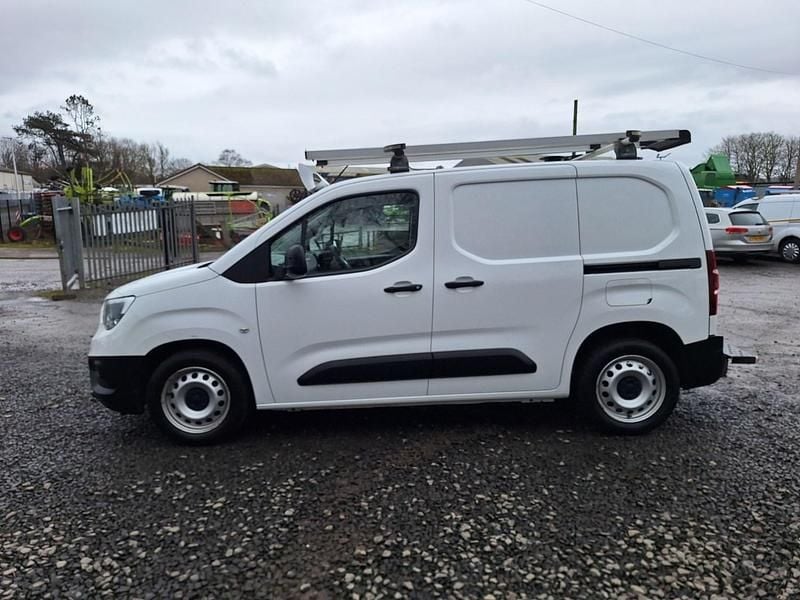 Used Vauxhall Combo Edition 100 HP (73 kW) 2019 White MPV