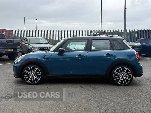 Begagnad Mini Cooper Exclusive 2023 Blå Halvkombi