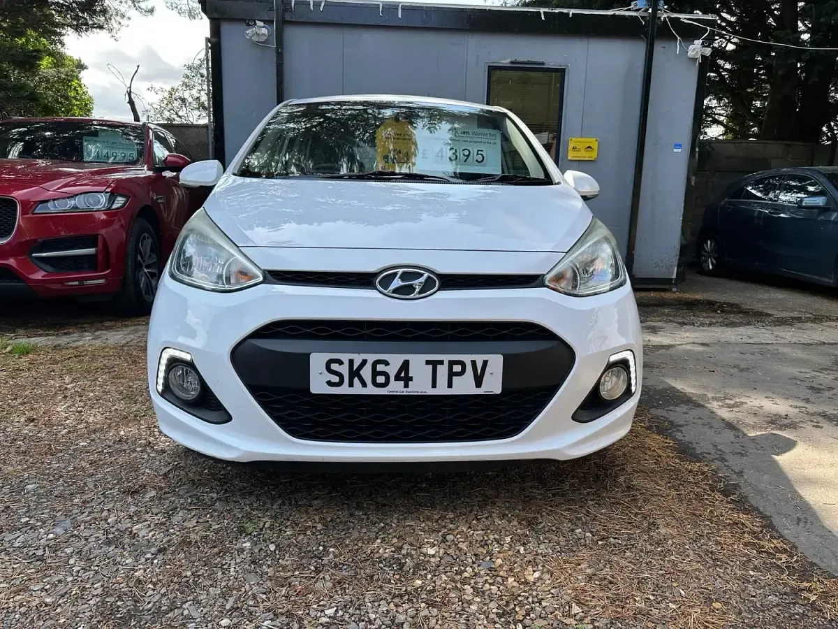 Used Hyundai i10 Premium 87 HP (63 kW) 2014 White Hatchback