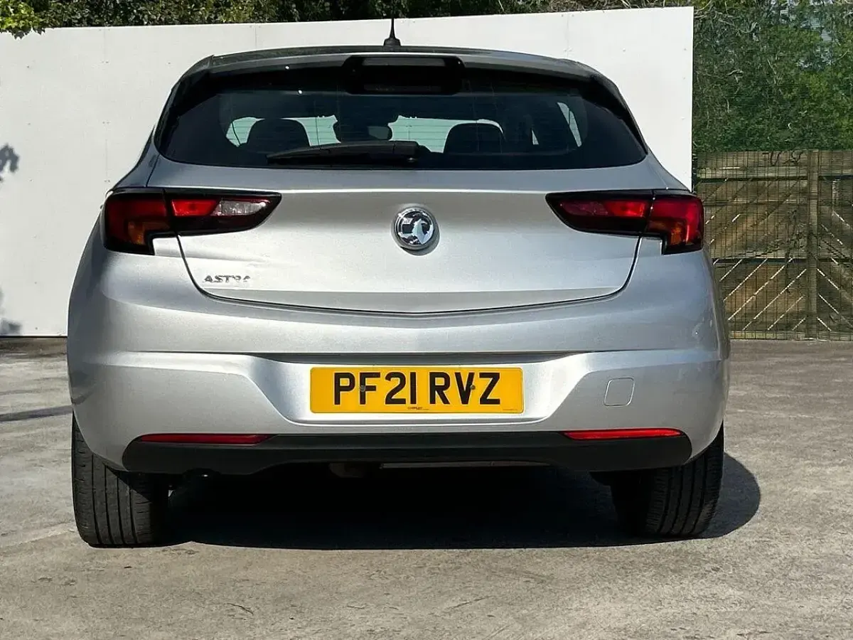Begagnad Vauxhall Astra SRi 145 HK (106 kW) 2021 Silver Halvkombi