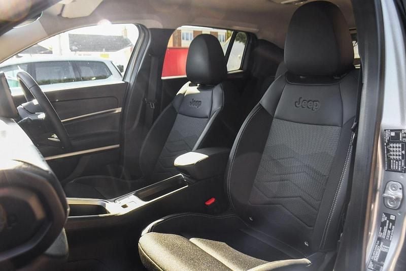 Begagnad Jeep Avenger EV Summit 113 kW (154 HK) 2024 Grå SUV