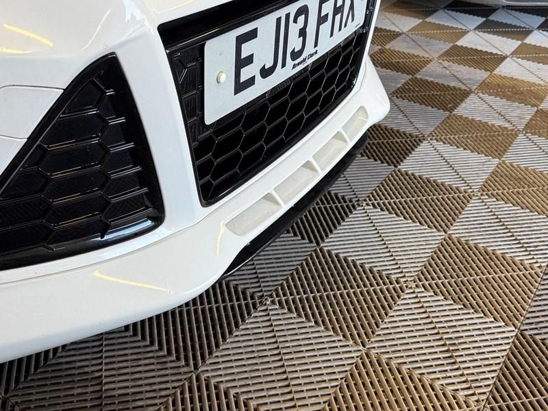 Used Ford Focus Zetec 115 HP (84 kW) 2013 White Estate