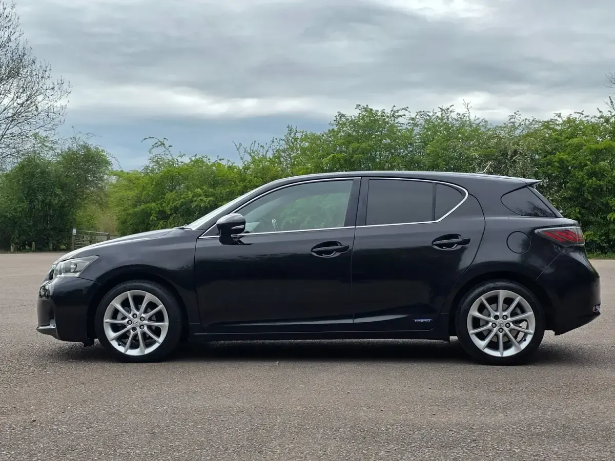 Used Lexus CT200h 134 HP (98 kW) 2012 Black Hatchback