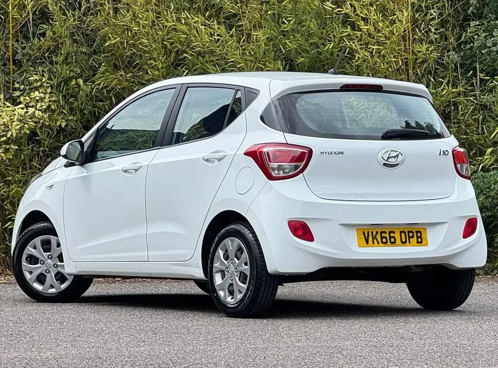 Used Hyundai i10 SE 2016 White Hatchback