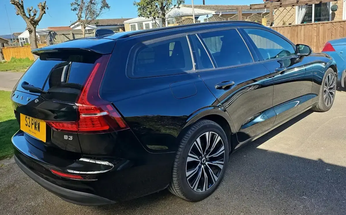 Usado Volvo V60 Core 2023 Preto Carrinha
