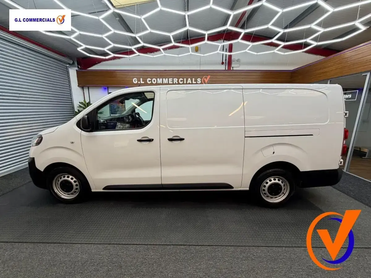 Second-hand Vauxhall Vivaro S 100 CP (73 kW) 2023 Alb Monovolum