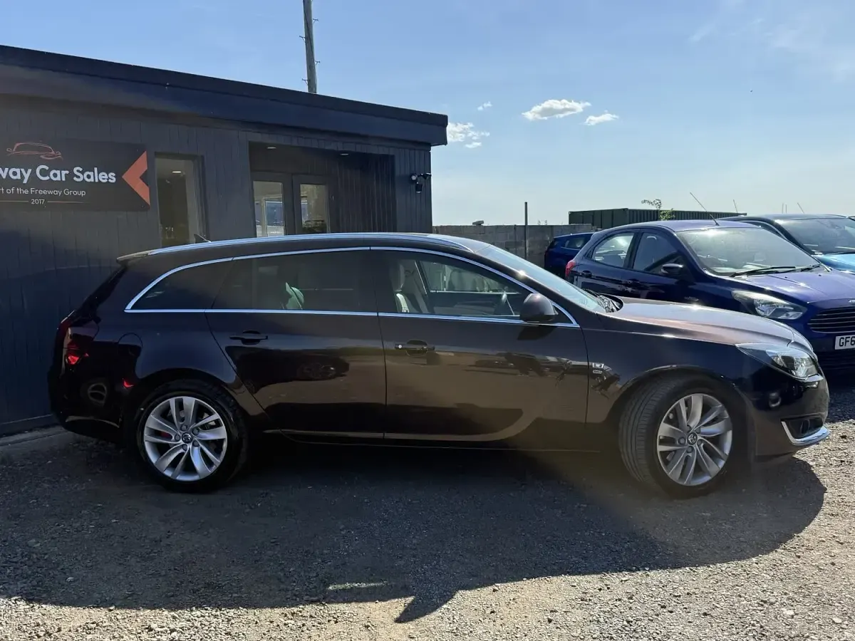 Used Vauxhall Insignia Elite 163 HP (119 kW) 2013 Brown Estate