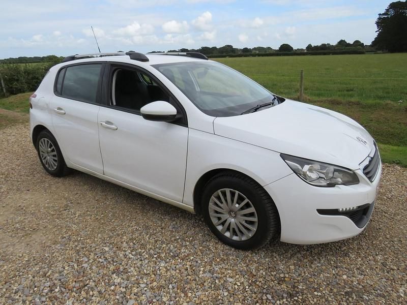 Used Peugeot 308 Access 100 HP (73 kW) 2017 White Hatchback