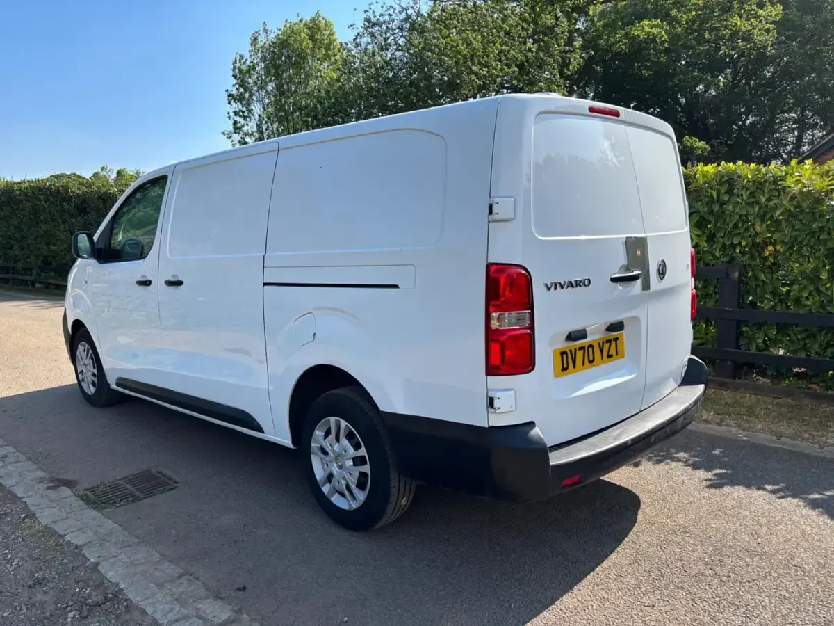 Second-hand Vauxhall Vivaro 100 CP (73 kW) 2020 Alb Monovolum