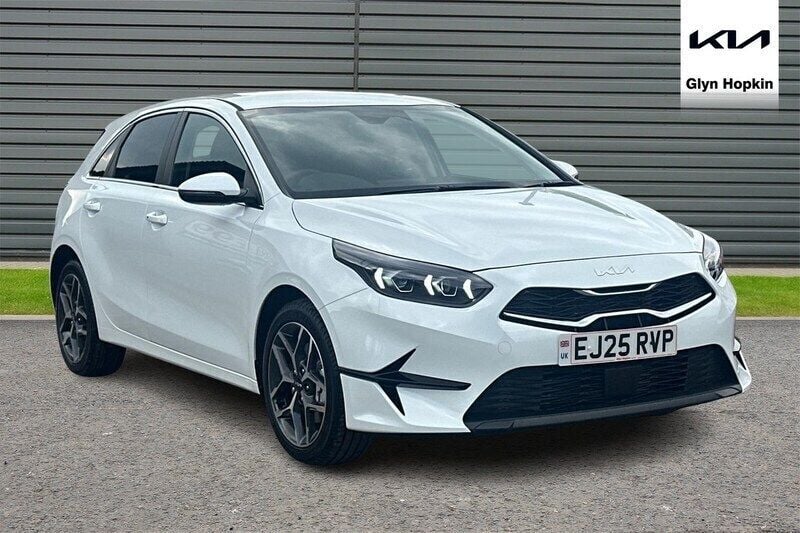 White New 2025 Kia Ceed 3 Hatchback | £23,342 (Good price) - Image 1/1