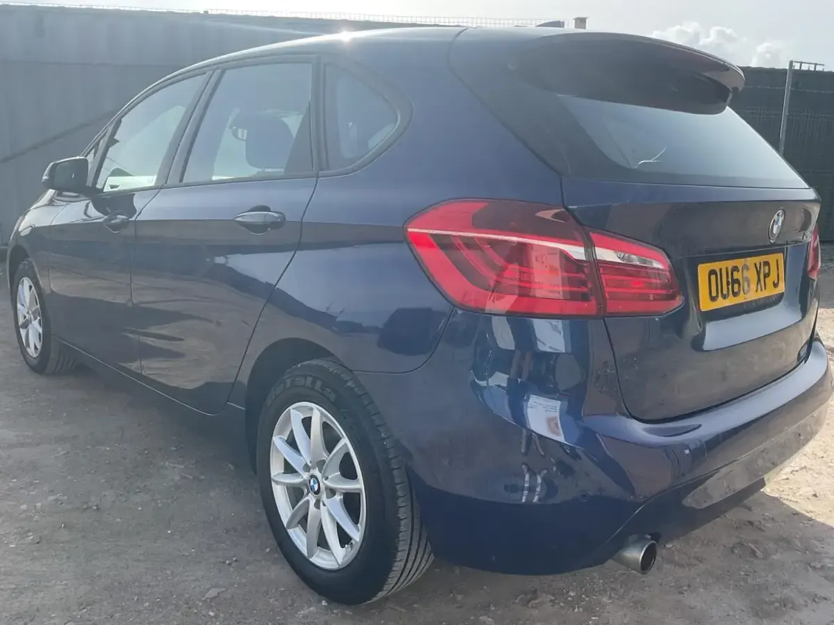 Begagnad BMW 218 Impressive 2016 Blå Halvkombi