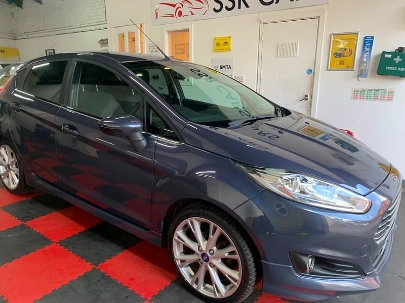 Used Ford Fiesta Titanium 100 HP (73 kW) 2014 Grey Hatchback