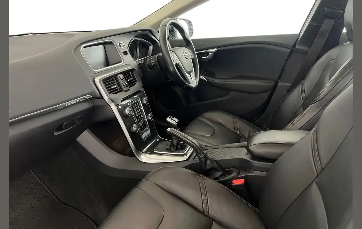 Used Volvo V40 Pro 120 HP (88 kW) 2018 Crystal white Hatchback
