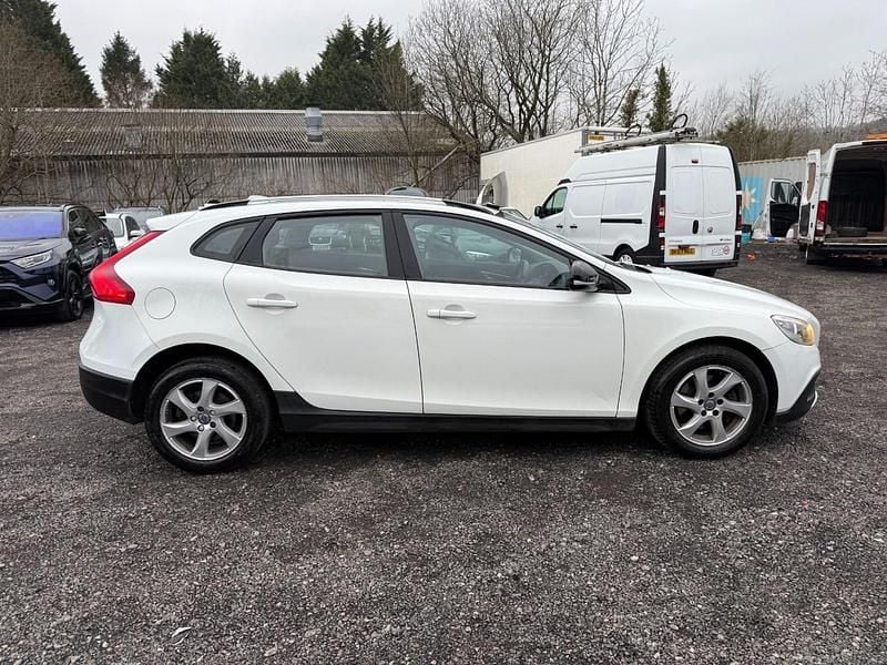 Used Volvo V40 SE 115 HP (84 kW) 2015 White Hatchback
