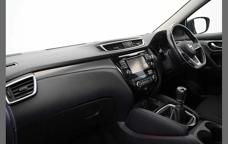 Used Nissan Qashqai N-Connecta 113 HP (83 kW) 2018 Silver SUV