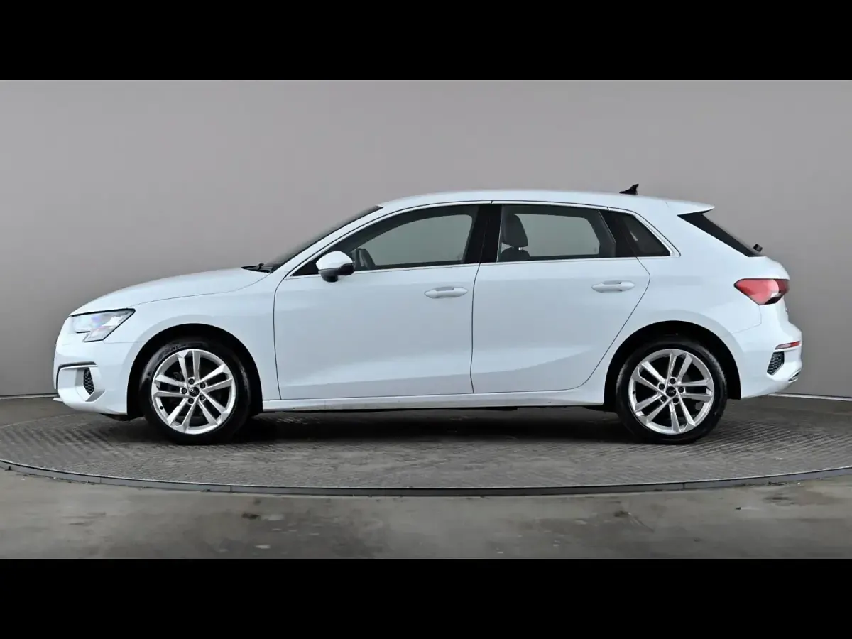 Begagnad Audi A3 Sport 150 HK (110 kW) 2023 Vit Sedan