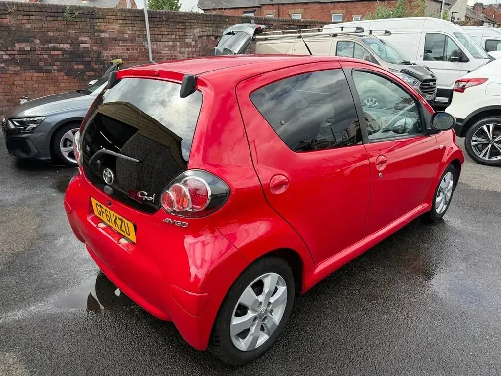 Used Toyota Aygo 67 HP (49 kW) 2011 Red Hatchback