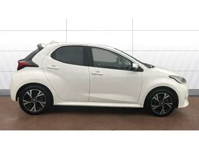 Used Toyota Yaris Hybrid Design 113 HP (83 kW) 2024 White Hatchback