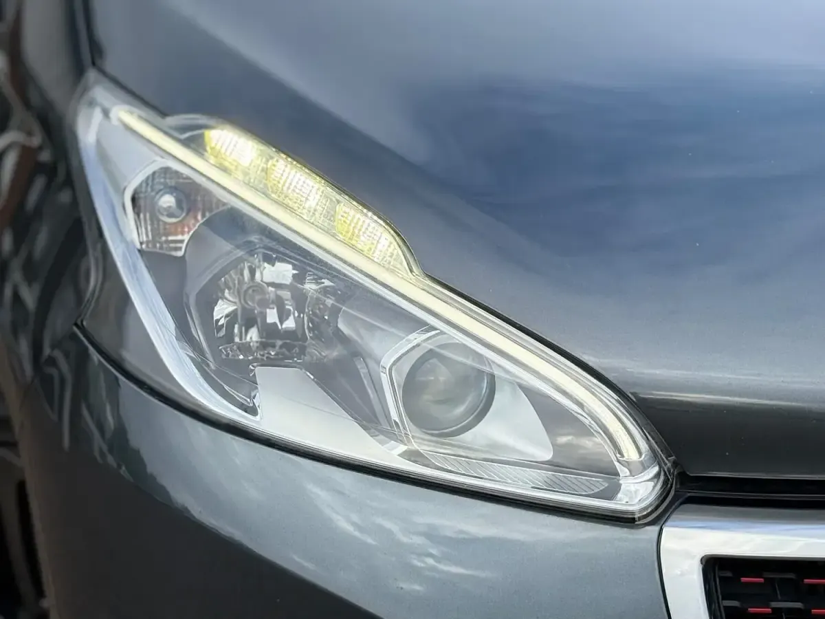 Used Peugeot 208 GT-line 110 HP (80 kW) 2015 Grey Hatchback