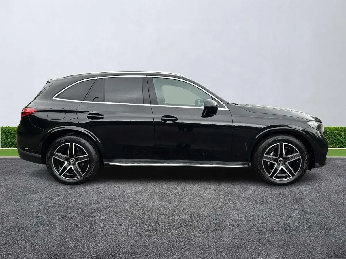 Usado Mercedes GLC300e AMG line 2025 Negro Familiar