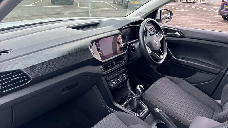 Used VW T-Cross SE 95 HP (69 kW) 2023 Pure white SUV