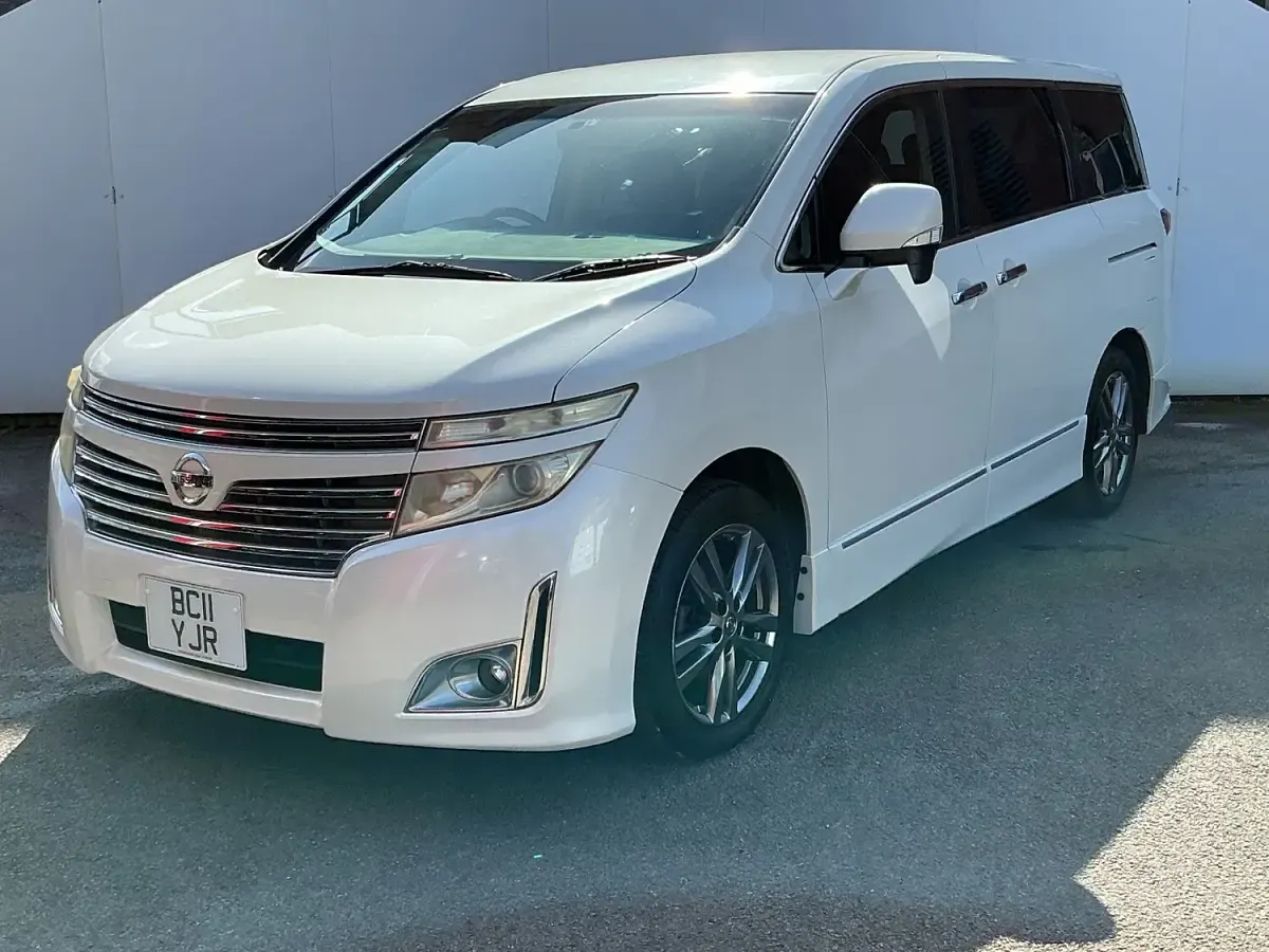 Usado Nissan Elgrand 2022 Blanco Monovolumen